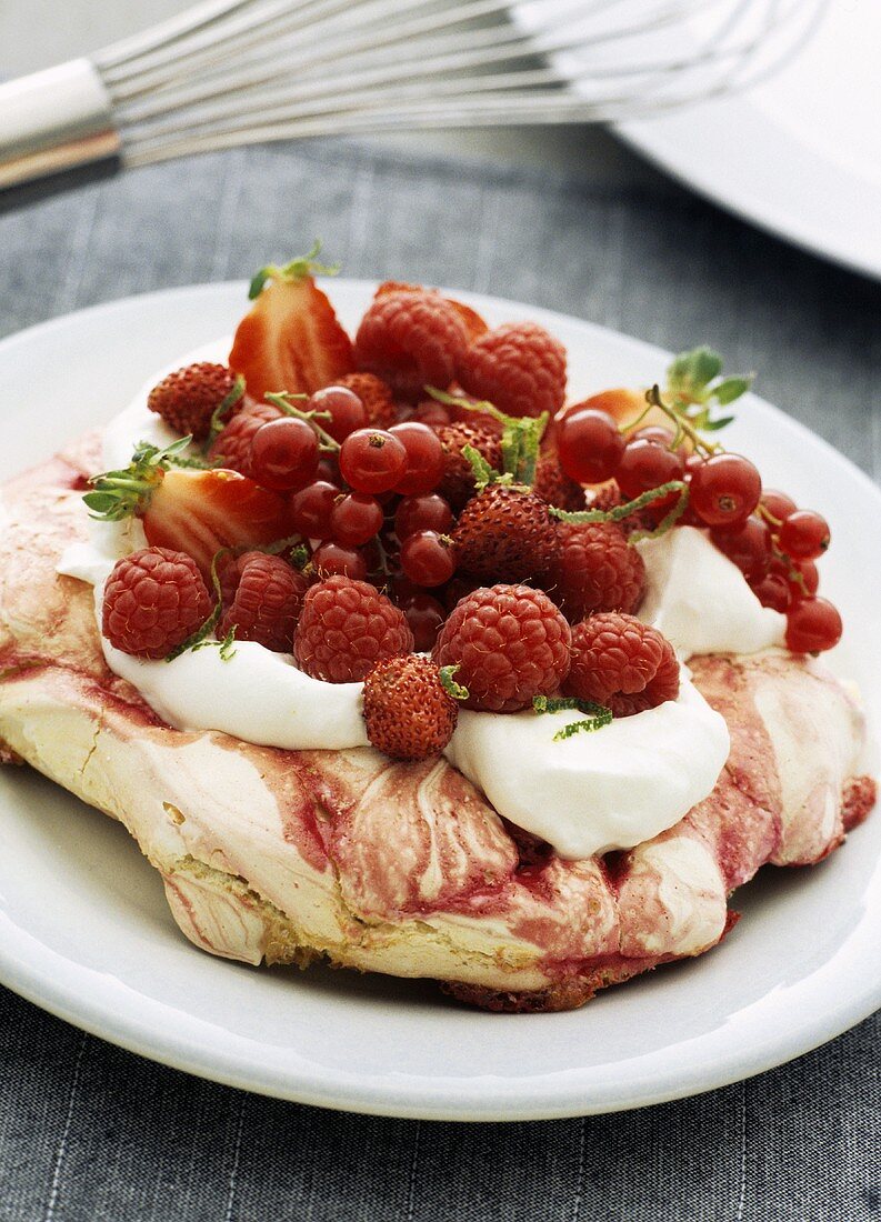 Meringue with fresh berries and cream