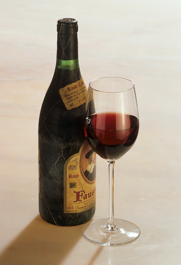 Spanischer Rotwein mit Glas