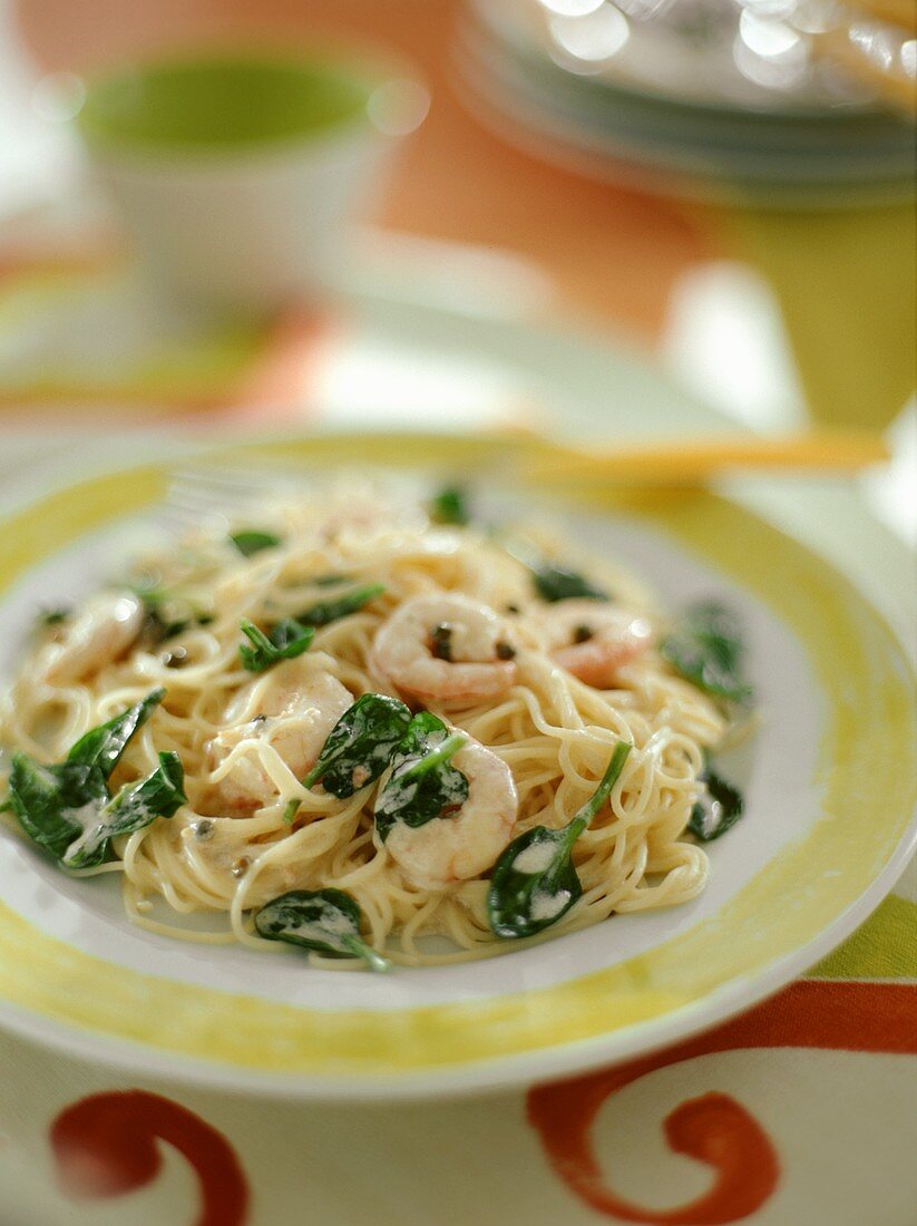 Spaghetti with shrimps and spinach