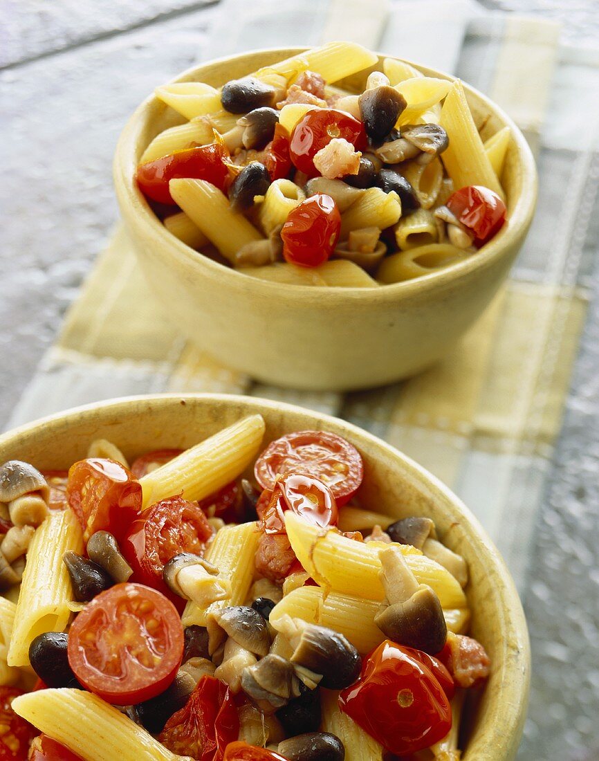 Penne with tomatoes, mushrooms and pancetta