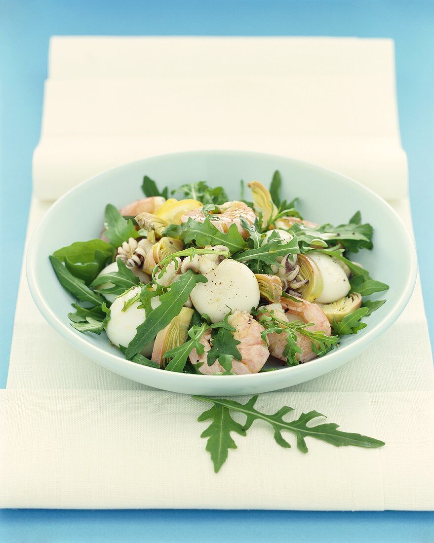 Rocket salad with seafood and artichokes