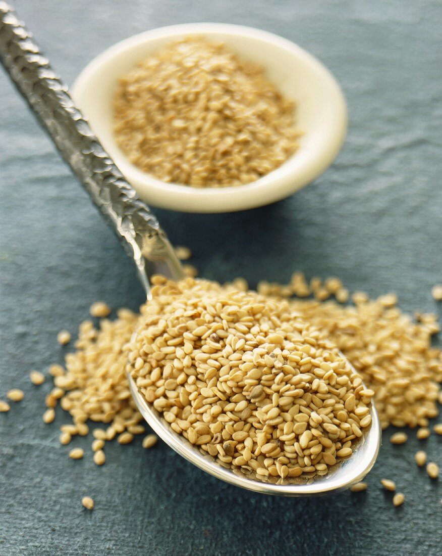 Sesame seeds on spoon and in small bowl