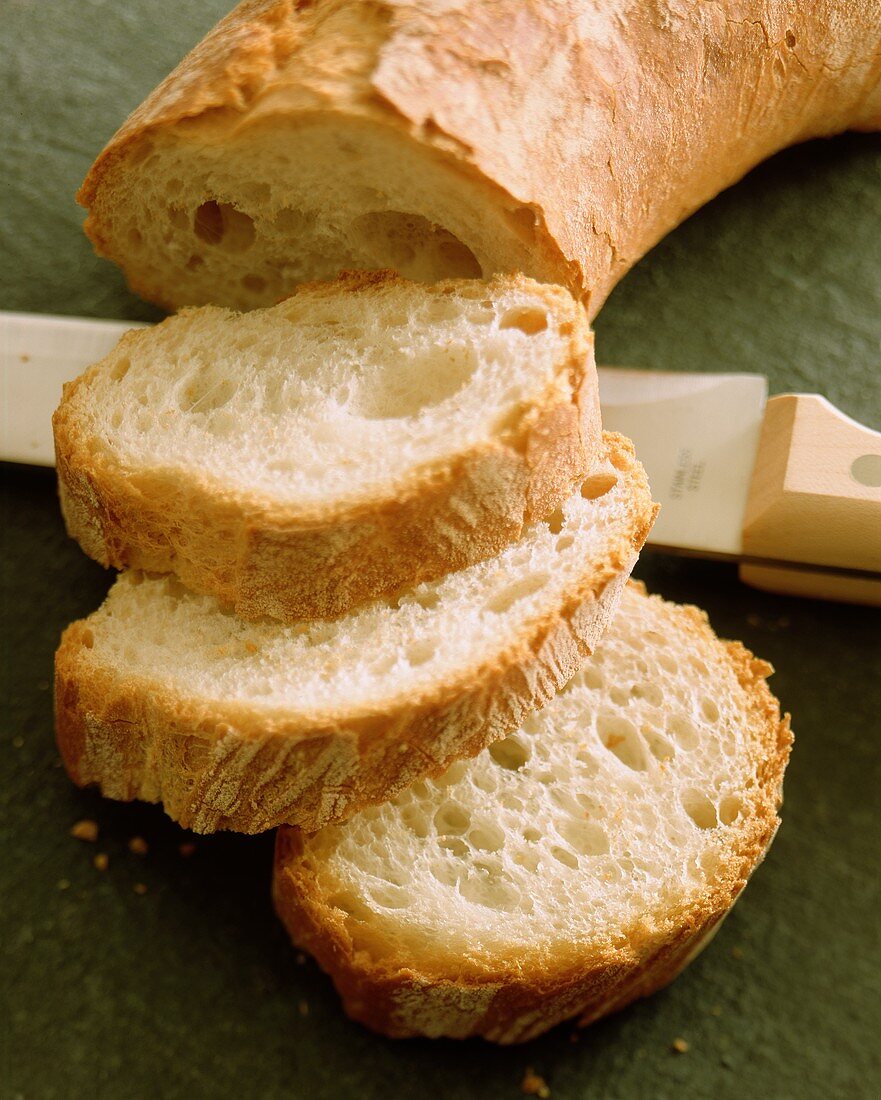 Weißbrot mit drei abgeschnittenen Scheiben