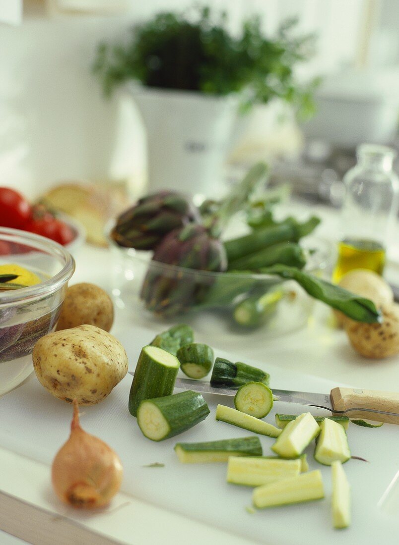 Gemüse für Ratatouille in der Küche