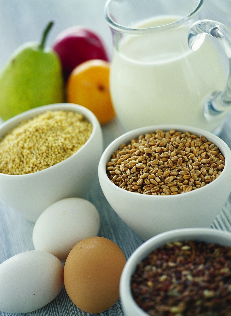 Stillleben mit Getreide, Eiern, Milch und Obst