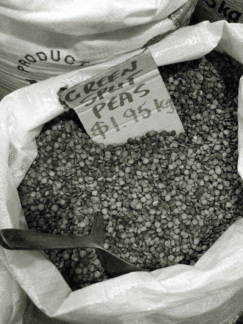 Trockenerbsen im Sack auf einem Markt