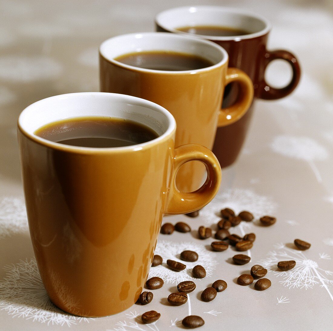 Schwarzer Kaffee in braunen Tassen