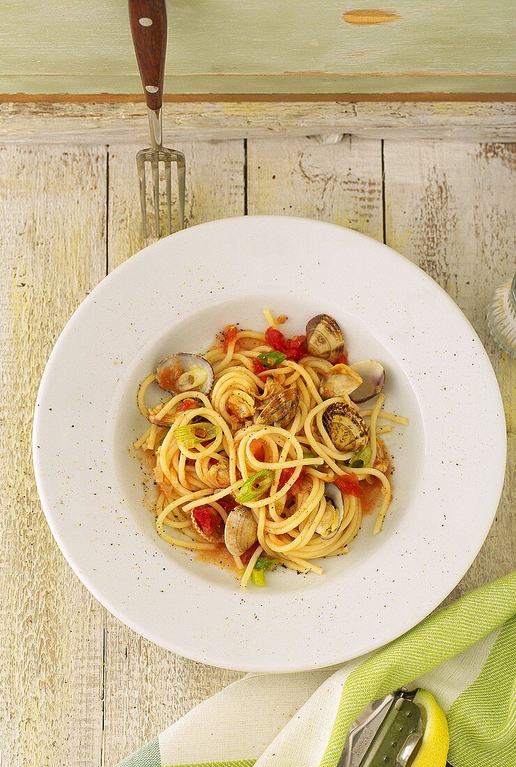 Spaghetti vongole with tomatoes