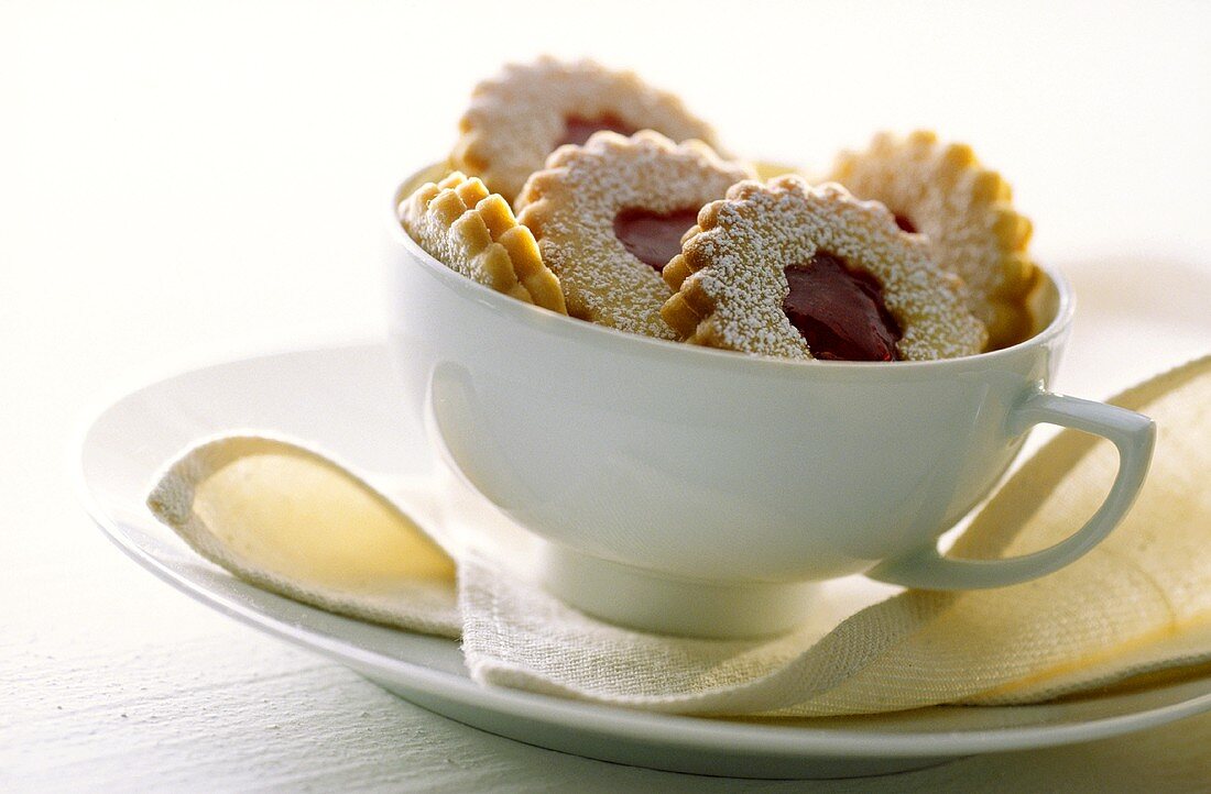 Marmeladenplätzchen in weisser Tasse