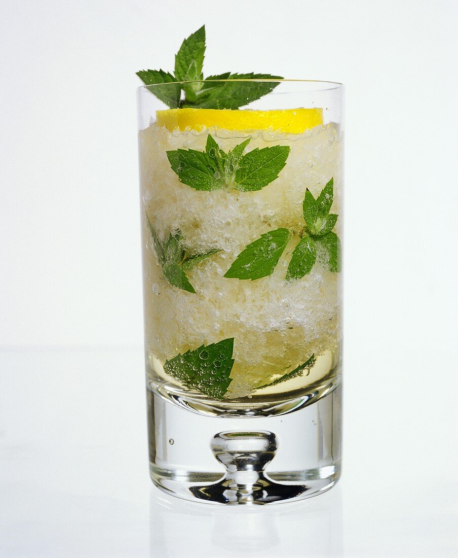 Drink with crushed ice, mint and lemon