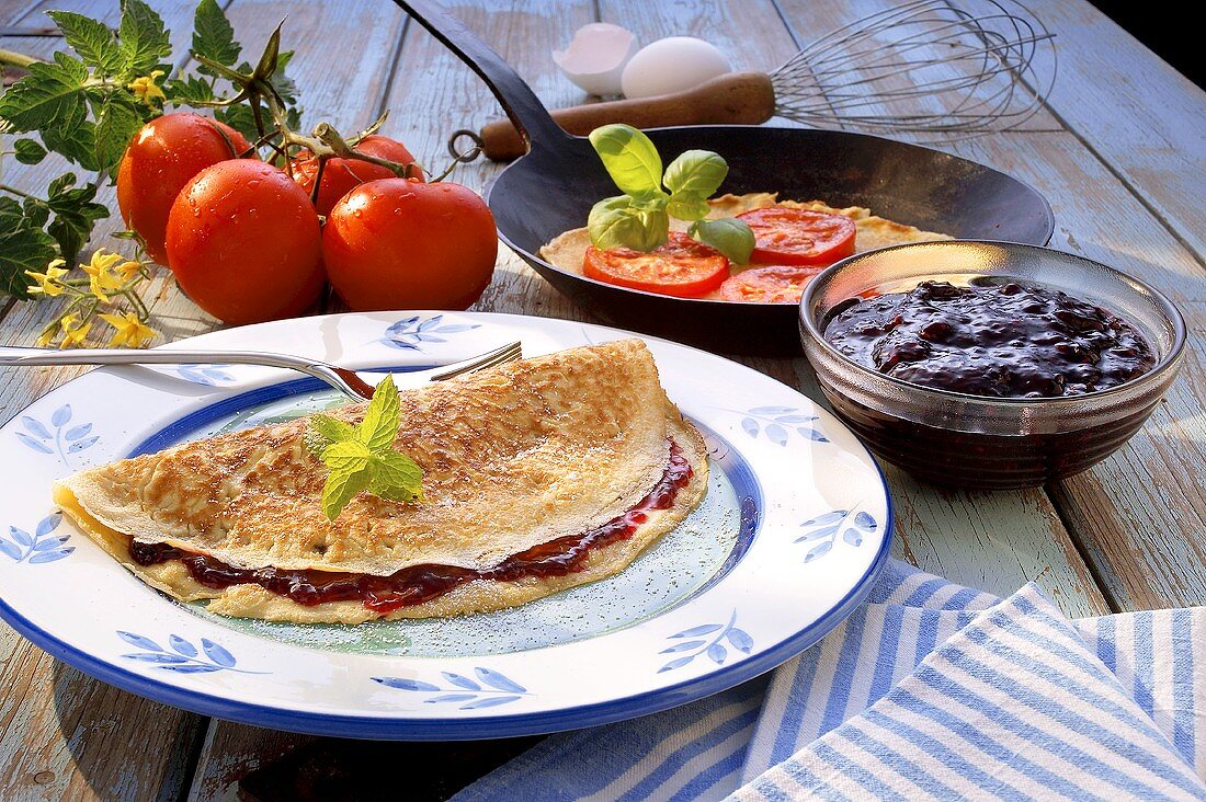 Crepe mit Brombeergelee und Crepe mit Tomaten und Basilikum