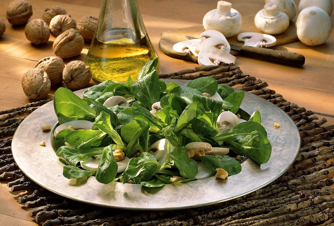 Feldsalat mit Champignons und Walnüssen