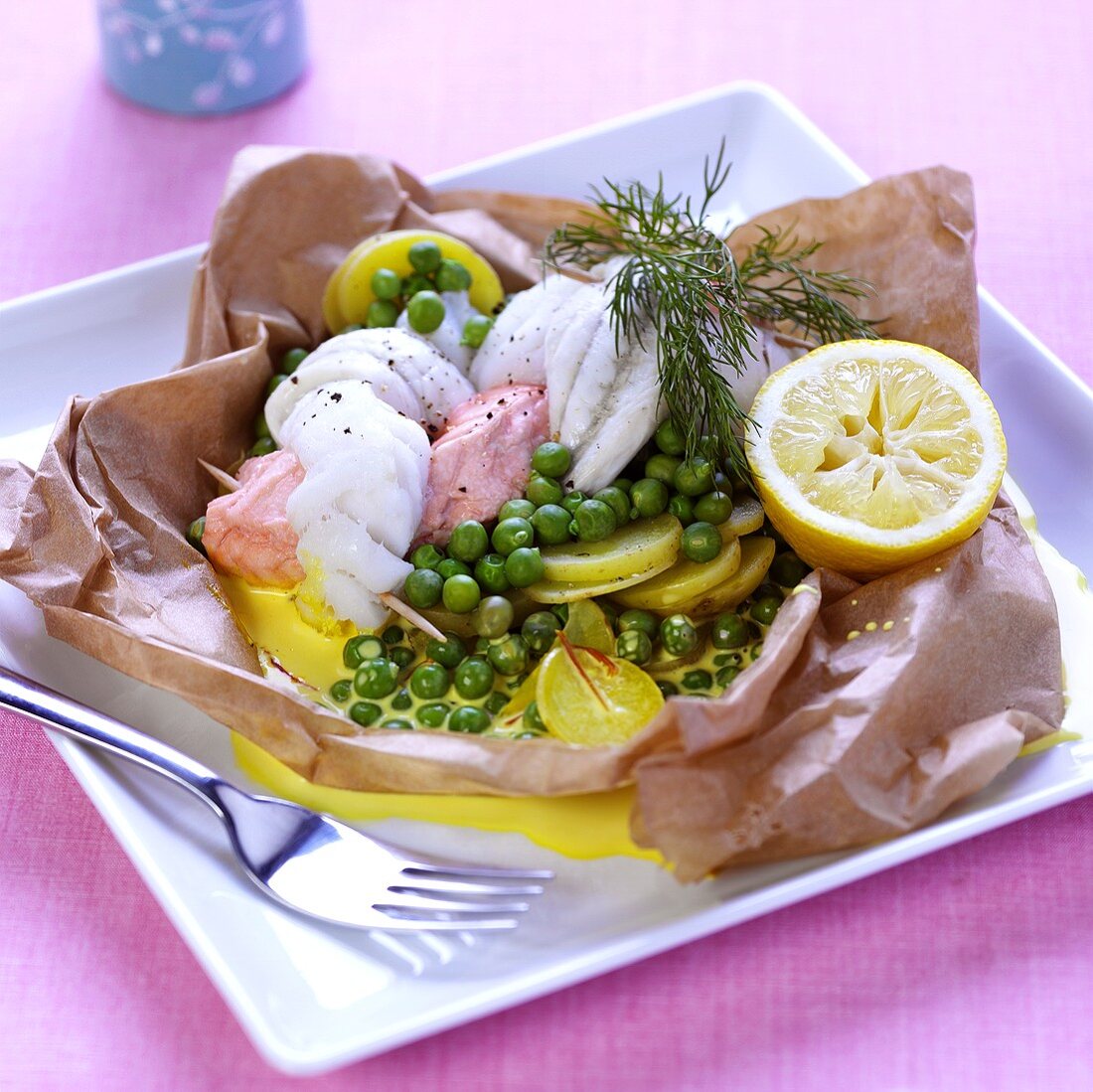 Fisch mit Safransauce, Erbsen und Kartoffeln in Backpapier