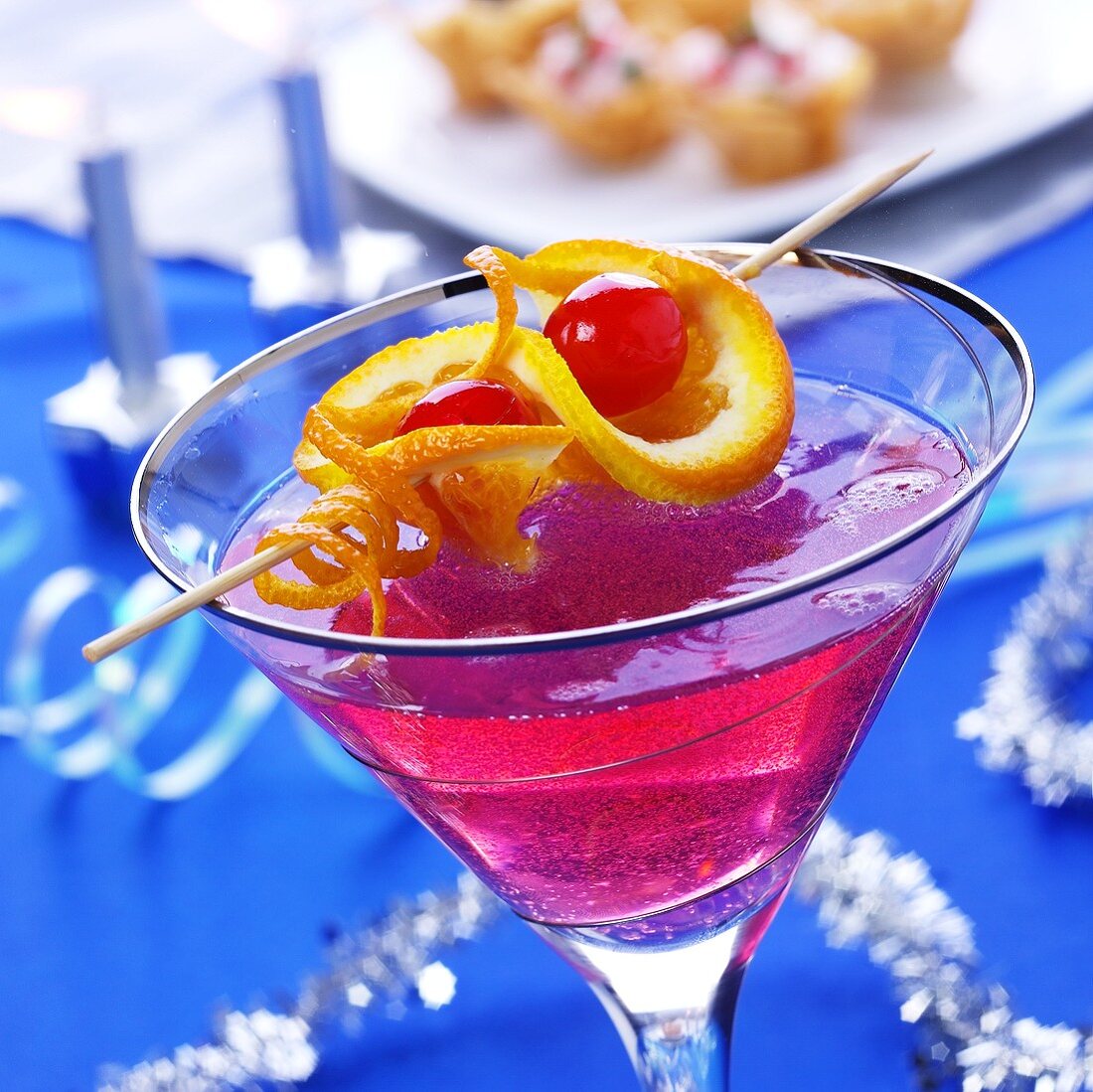 Rosa Cocktail mit Sekt und Früchtespiess zu Weihnachten