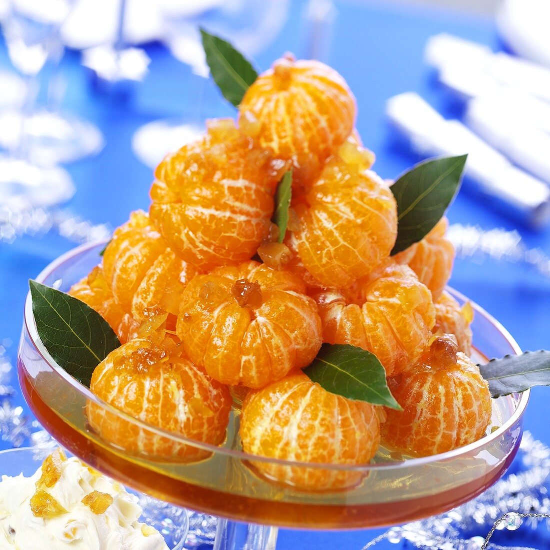 Mandarinen mit Rosinen in Sirup