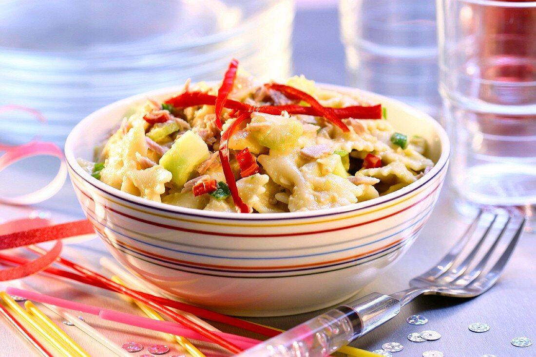Pasta salad with tuna and peppers