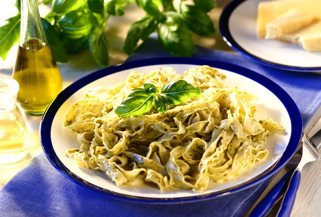 Bandnudeln mit Pesto