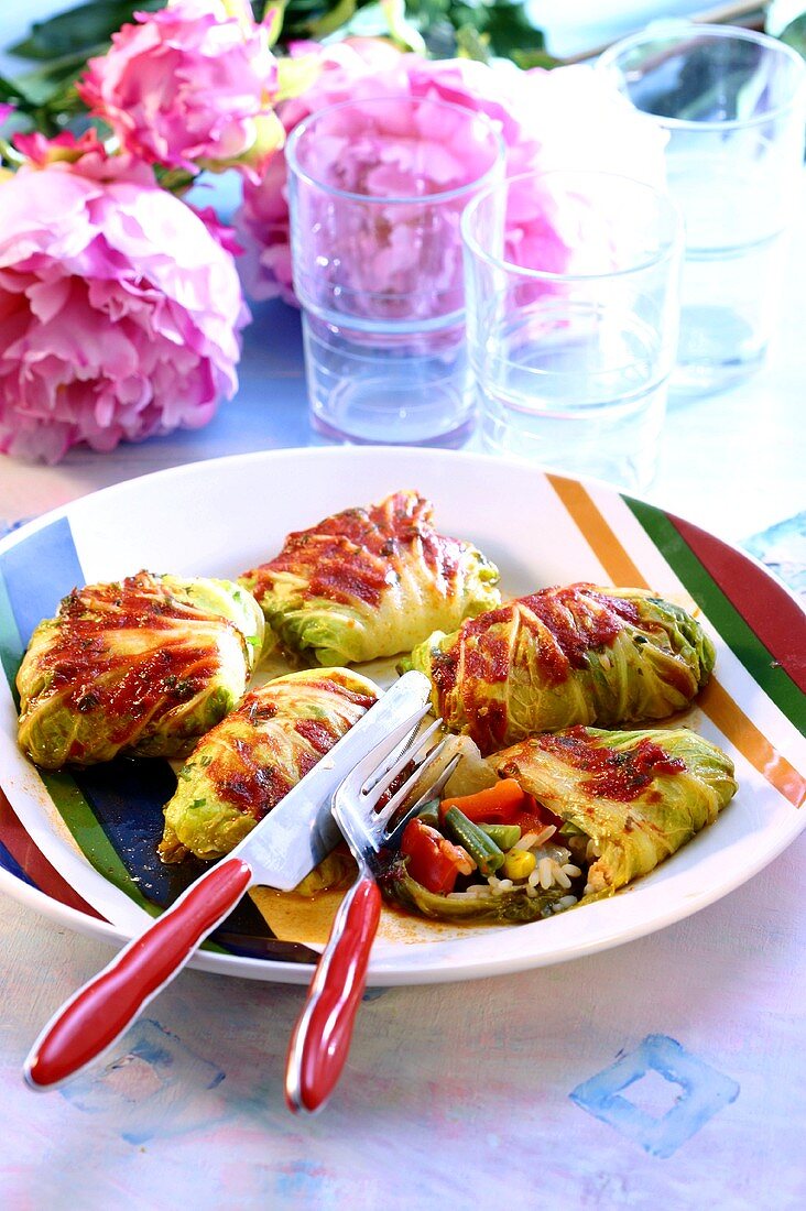 Cabbage roulades with rice and peppers