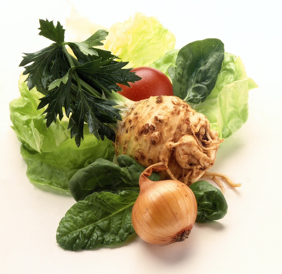 Gemüsestillleben mit Sellerieknolle, Zwiebel, Kopfsalat