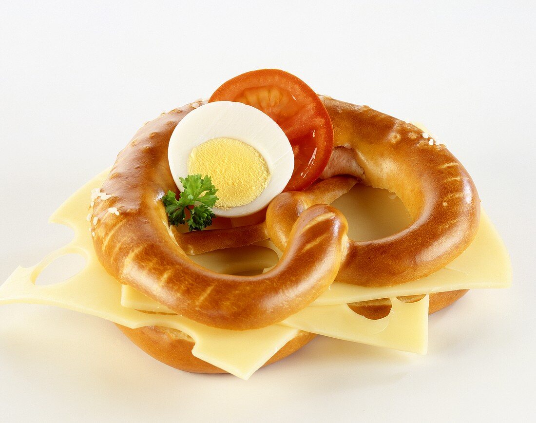 Pretzel with Emmental cheese, egg and tomato