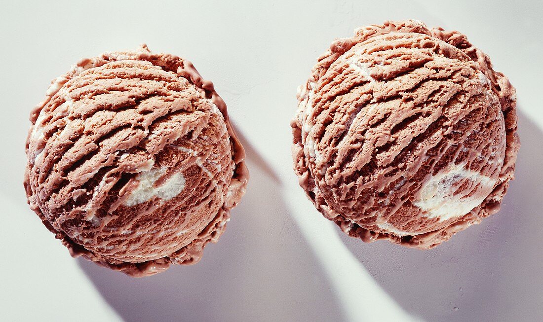 Zwei Eiskugeln Schokoladen-Vanille-Eis