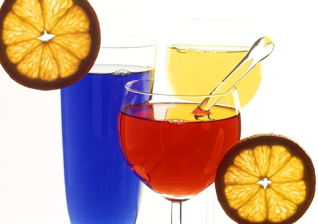 Cocktail-Symbolbild mit rotem, blauem und gelbem Cocktail