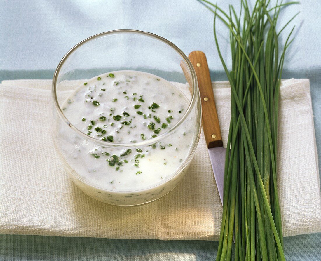 Yoghurt dressing with chives