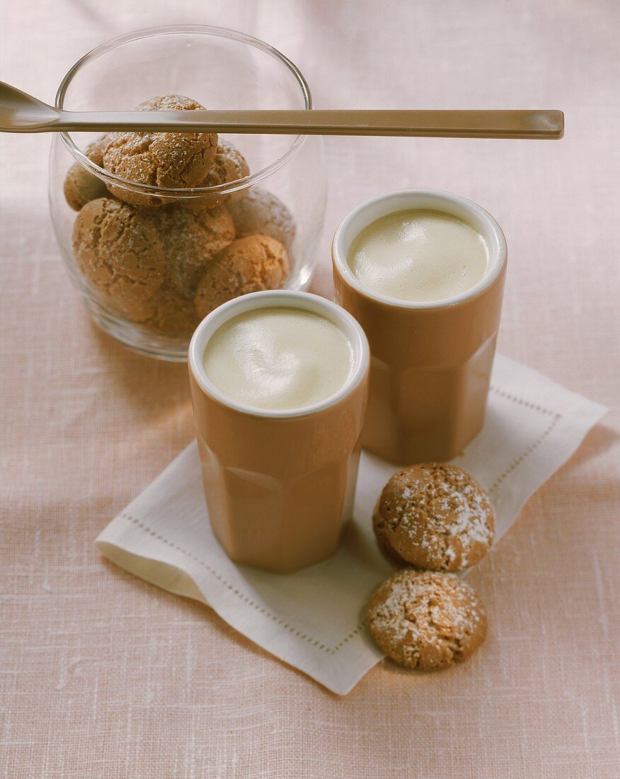 Zabaione con gli amaretti (Zabaglione with almond biscuits)