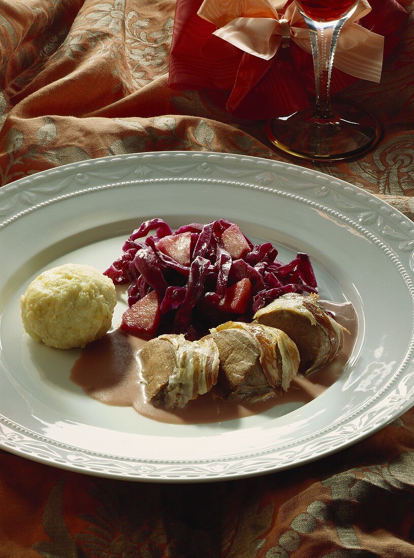 Rehrücken mit Apfelrotkohl und Kartoffelkloss