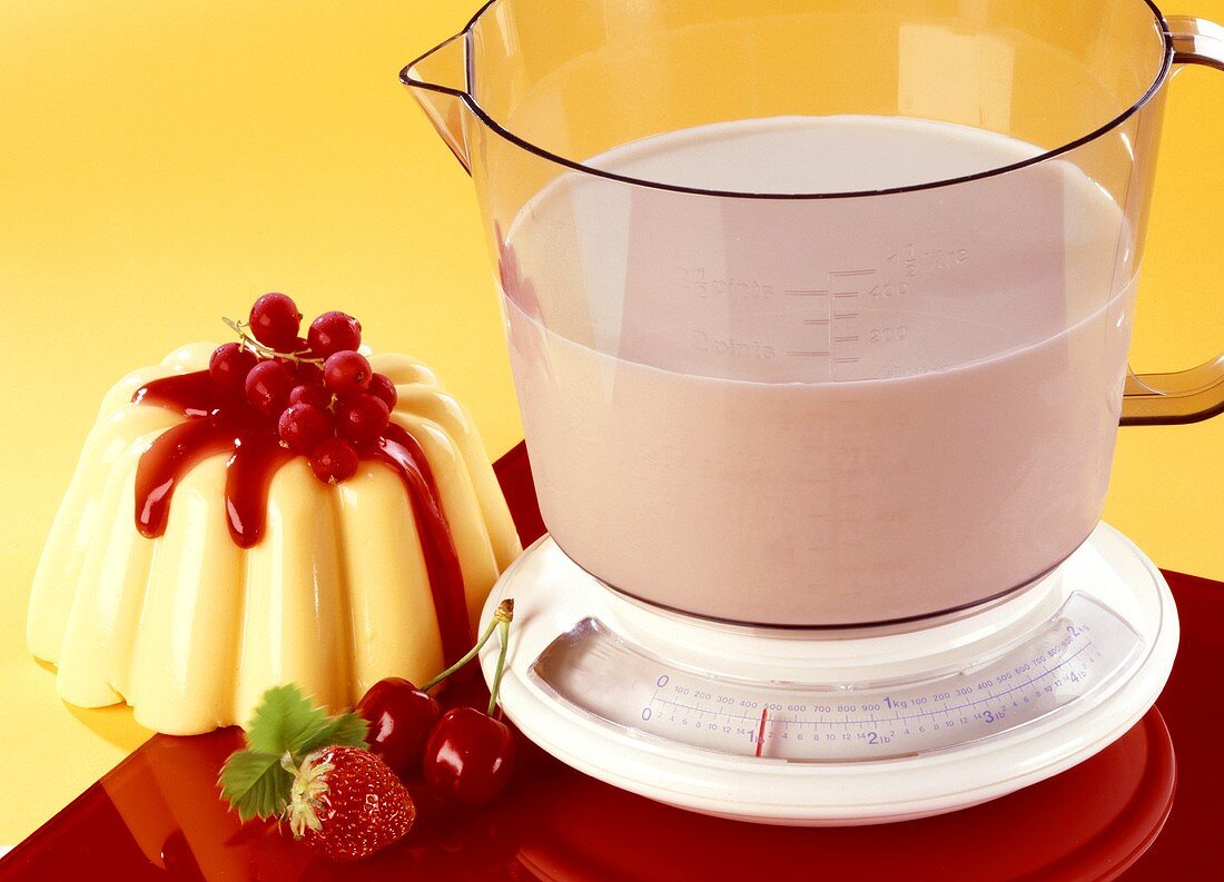 Vanillepudding, frische Früchte und Milch