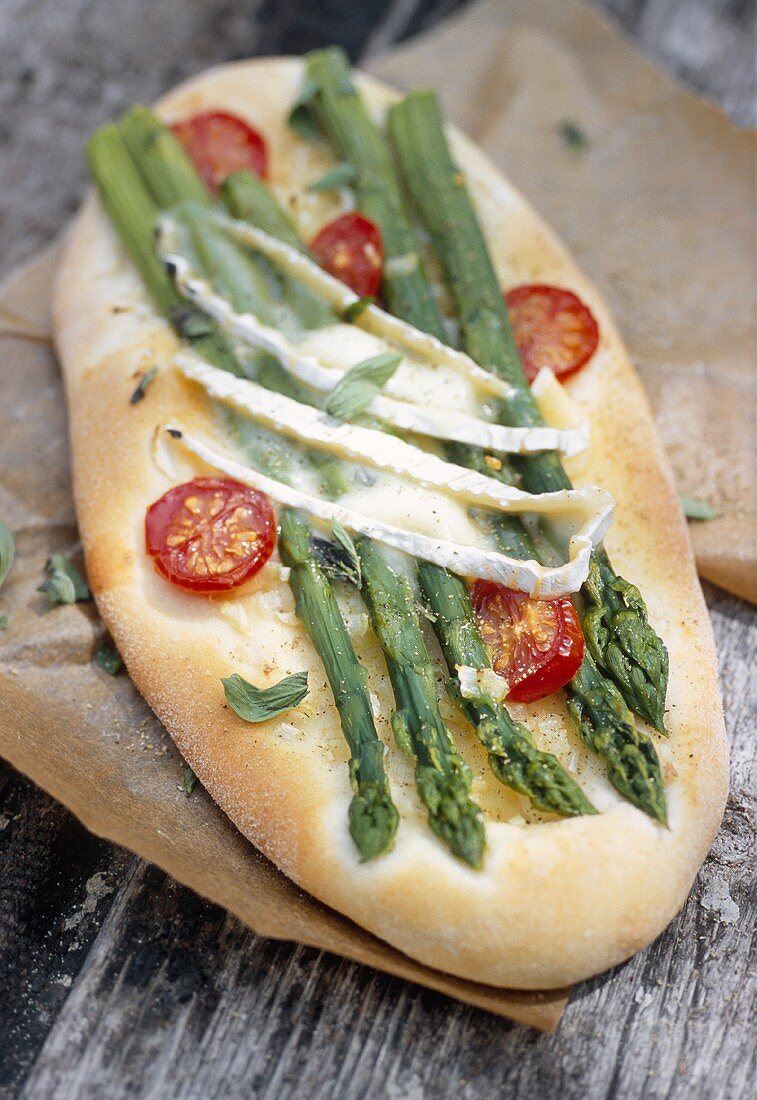 Flatbread with green asparagus, cherry tomatoes and Brie