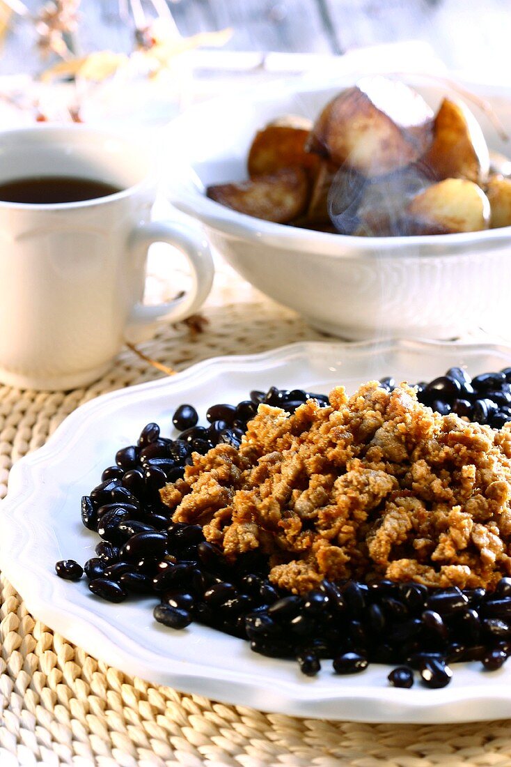Black beans with mince; fried potatoes