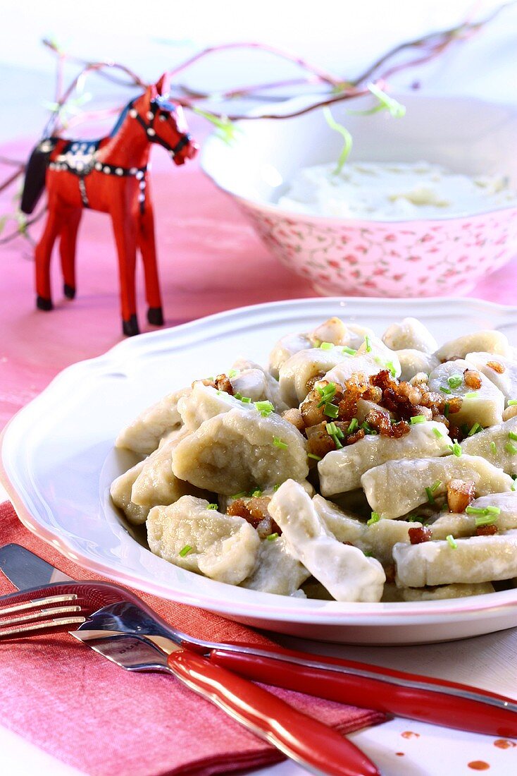 Schafskäseklösschen mit Speckwürfeln (Halusky)