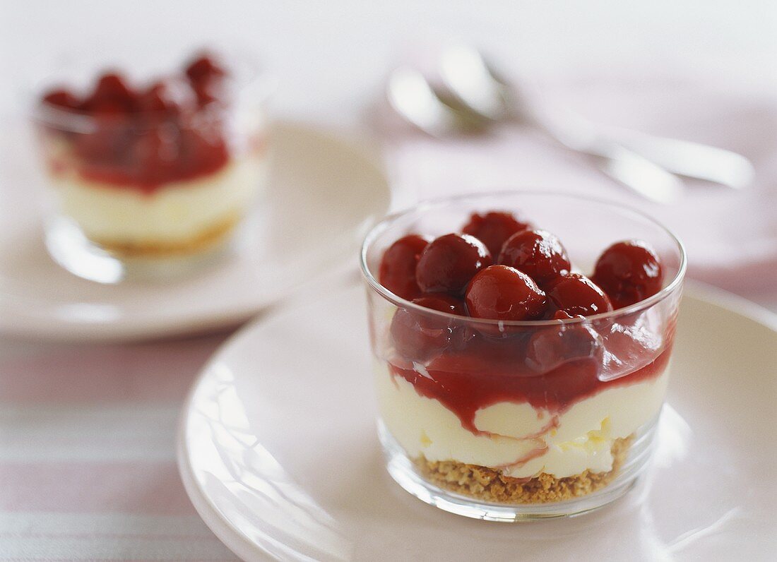 Quarkdesserts mit Kirschen in Gläsern