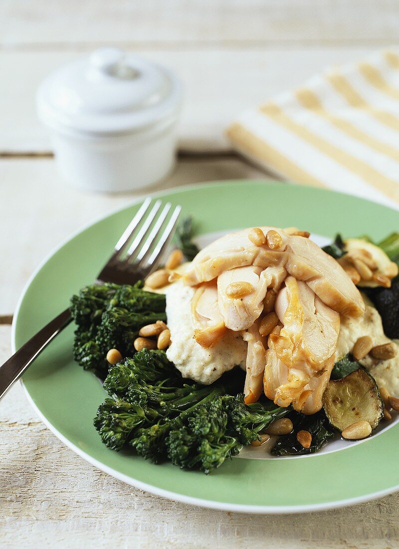 Chicken breast with peanuts and broccoli