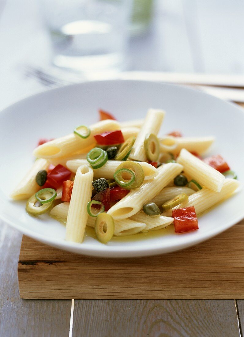 Nudelsalat mit Oliven, Paprika und Kapern