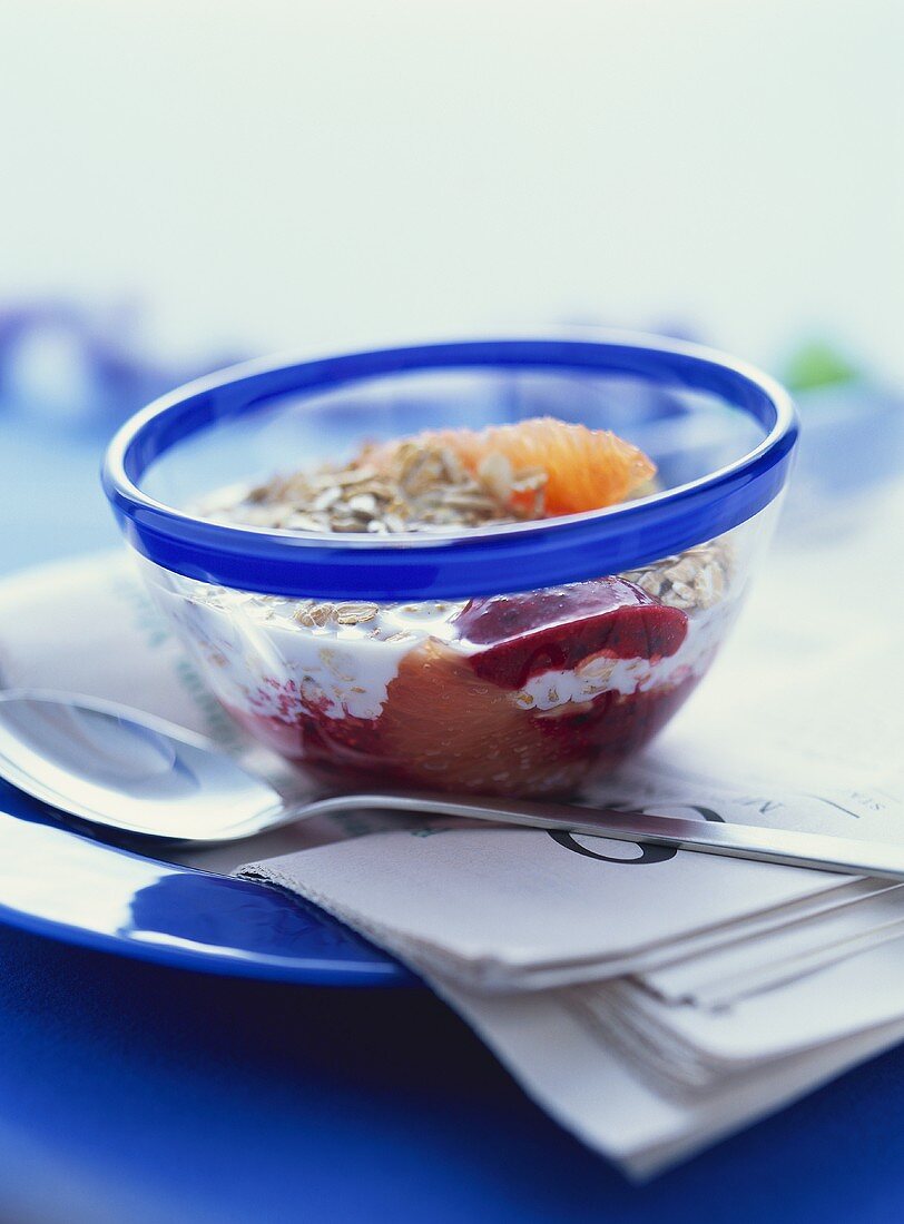 Müsli mit Beerenmus, Orange und Sonnenblumenkernen