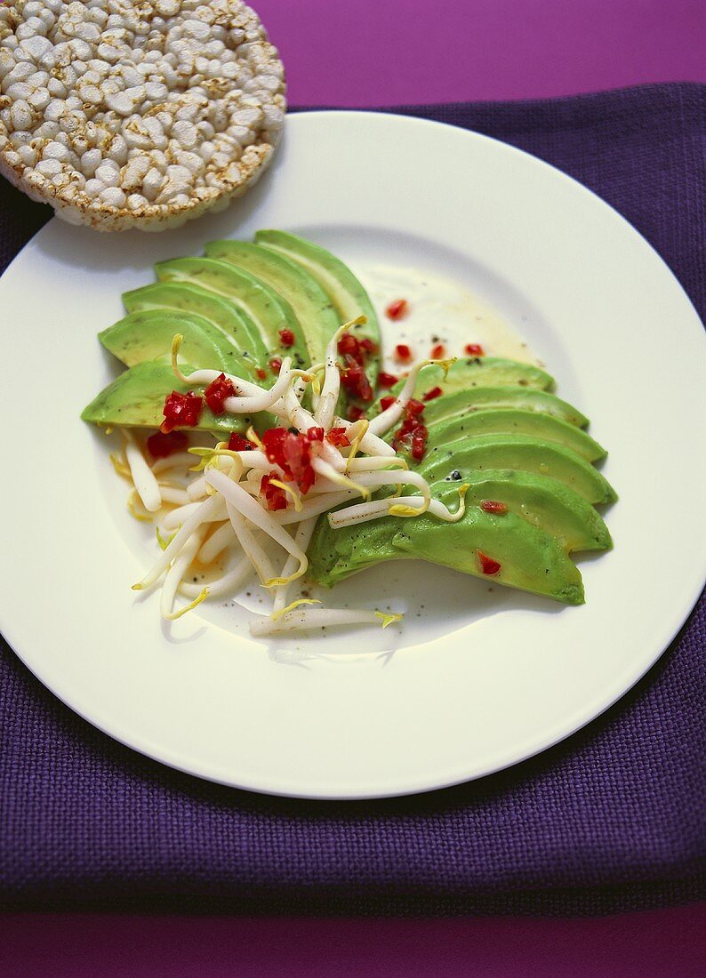 Avocadocarpaccio mit Sprossen und Reiswaffeln