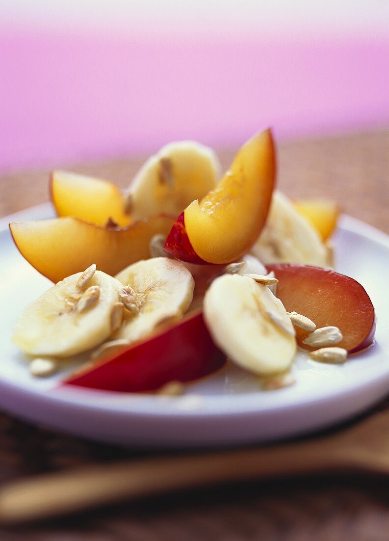 Pflaumen-Bananen-Salat mit gerösteten Sonnenblumenkernen