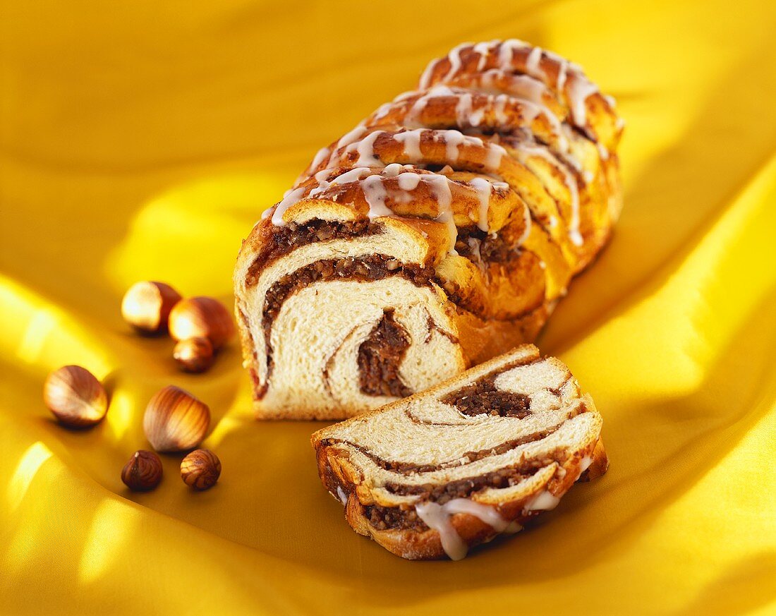 Nusskuchen mit Zuckerglasur auf gelbem Untergrund