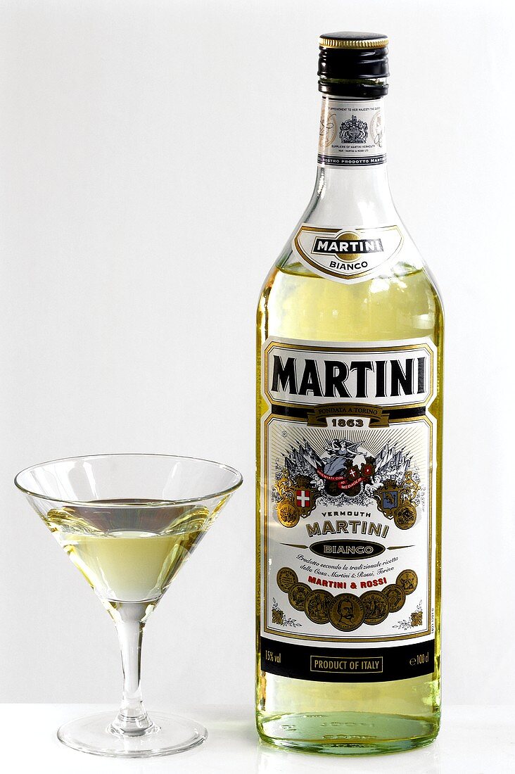 Martini Bianco in Flasche und im Aperitifglas
