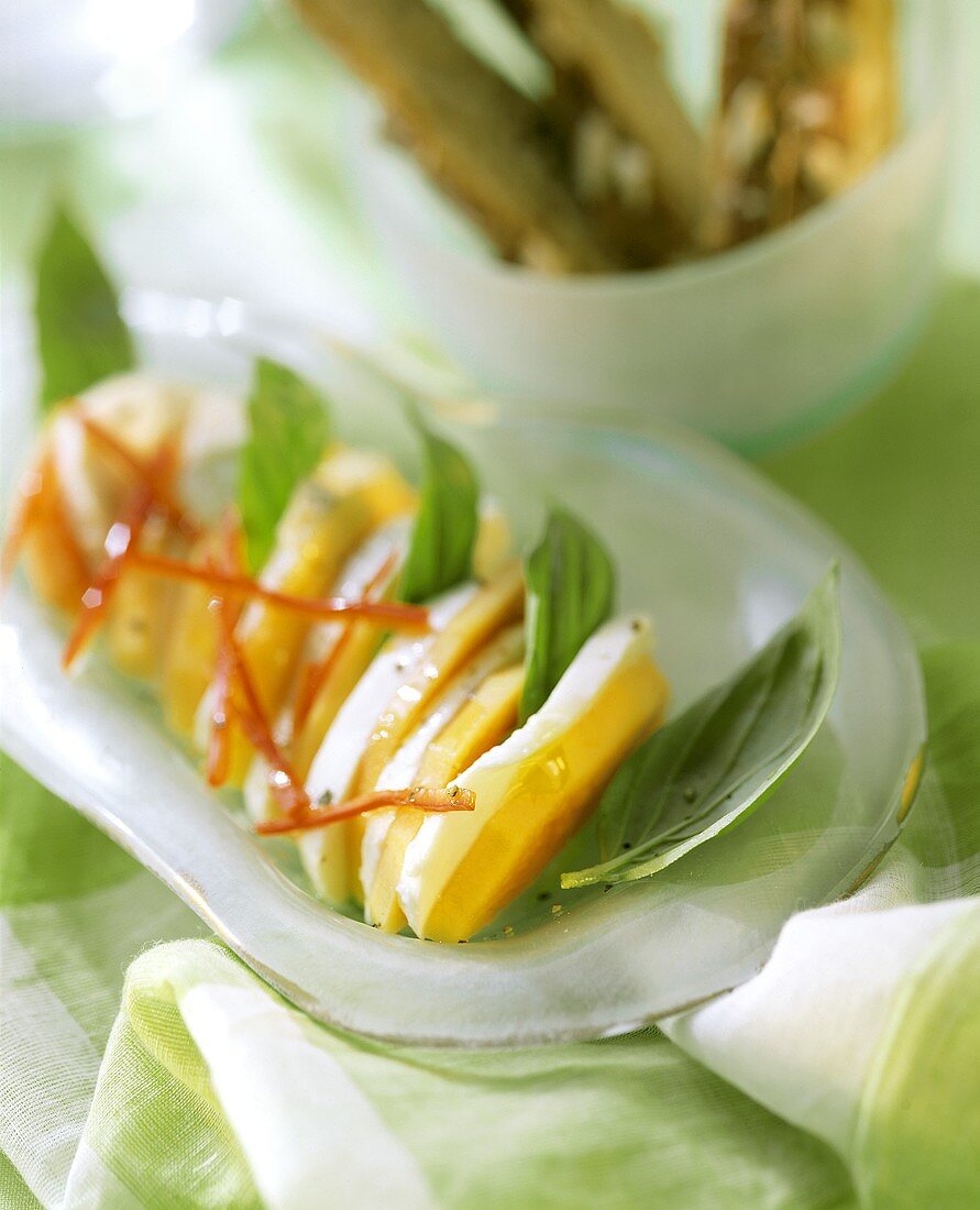 Mozzarella mit Papaya und Basilikum