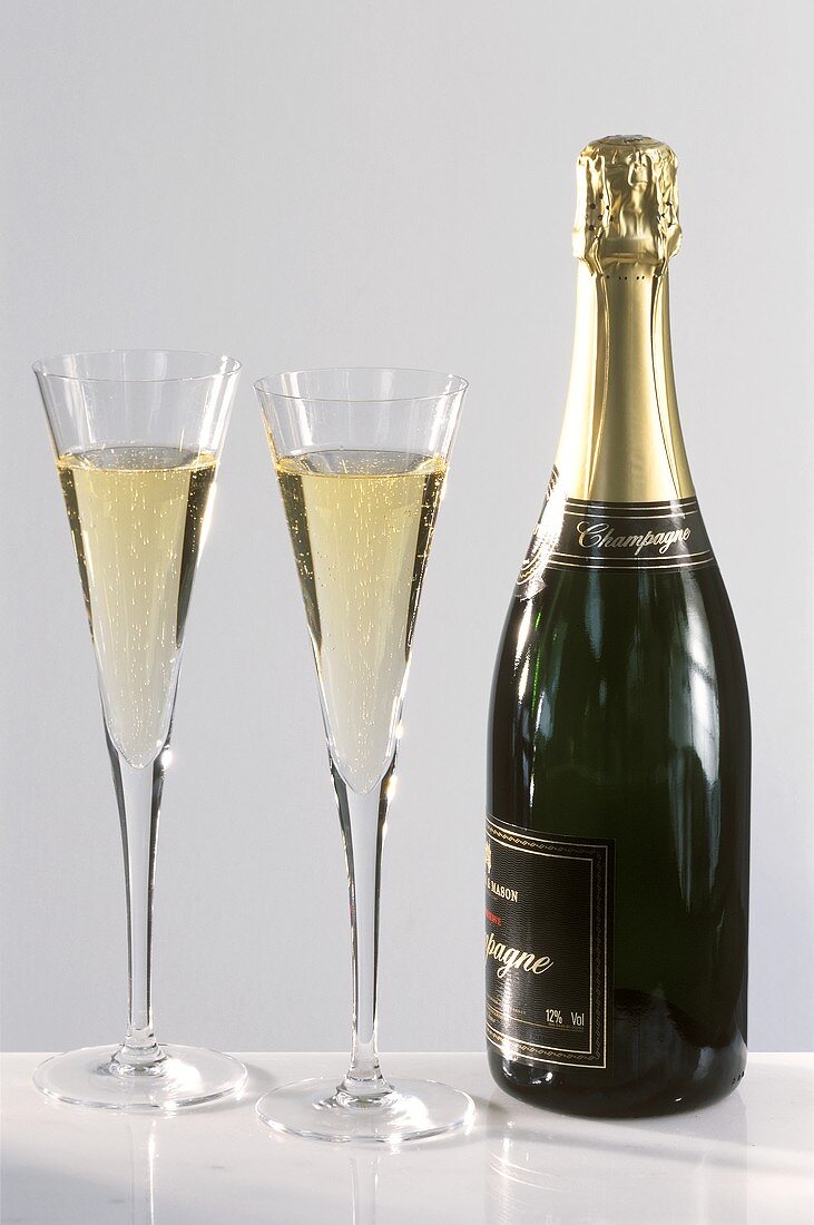 Eine Flasche Champagner und zwei Gläser Champagner
