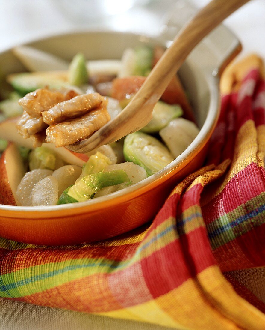 Scorzonera casserole with turkey strips and pears