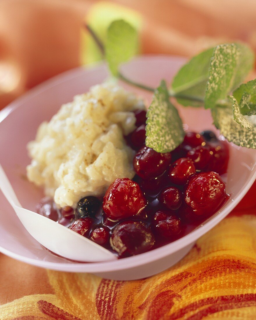 Stewed berries with rice pudding