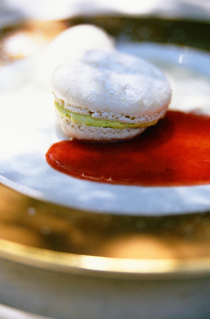 Macaroon with raspberry sauce