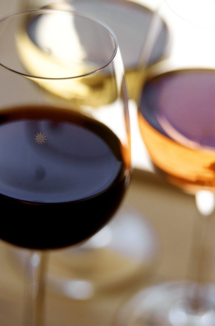 Weißwein, Rotwein und Rosewein in Gläsern