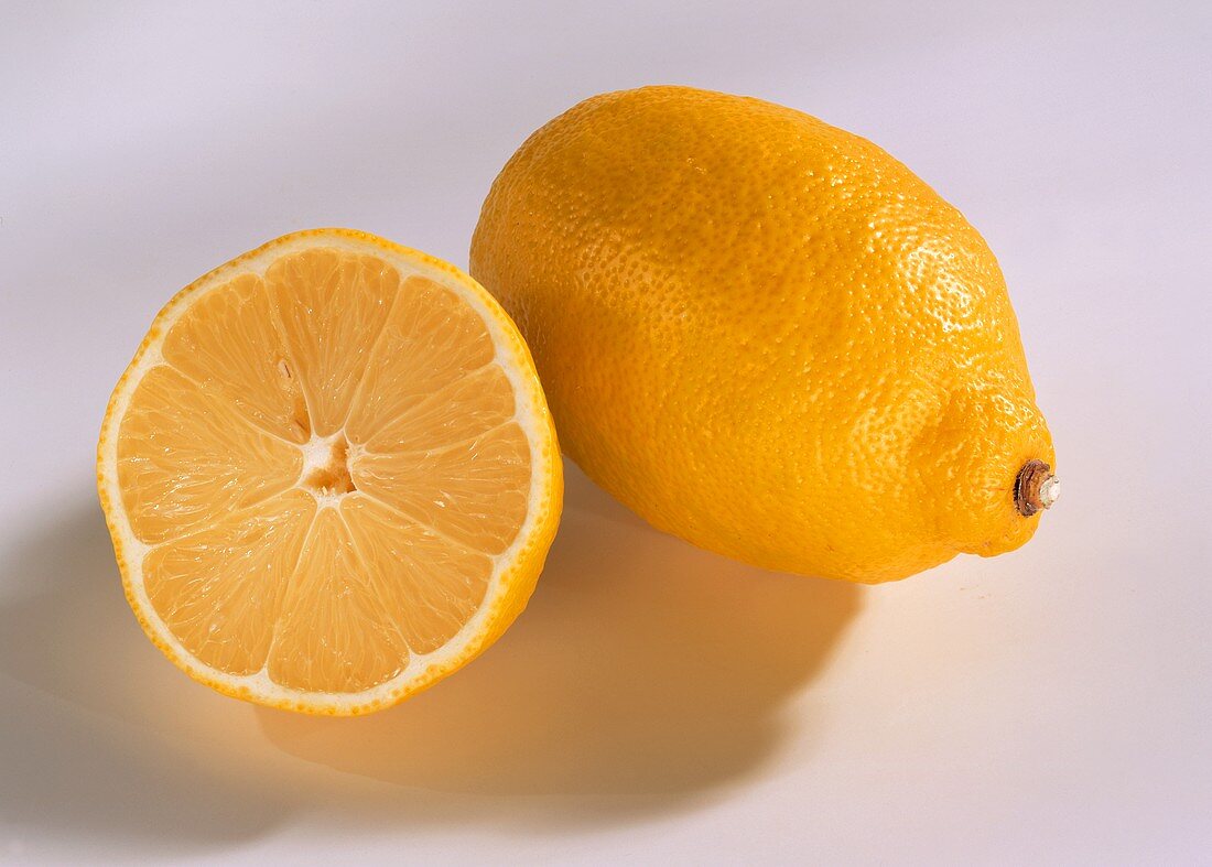 Eine ganze und eine halbe Zitrone