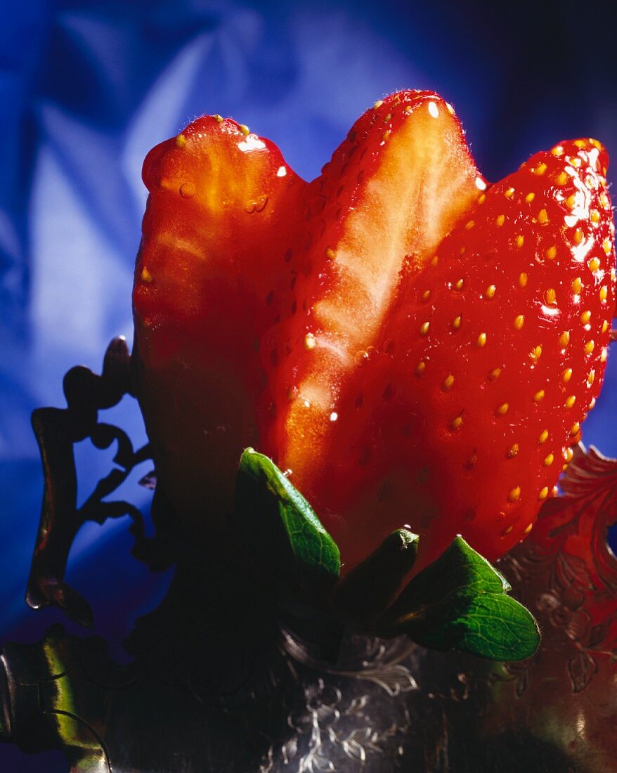 Frische Erdbeeren mit Blättern in Kreisform gelegt