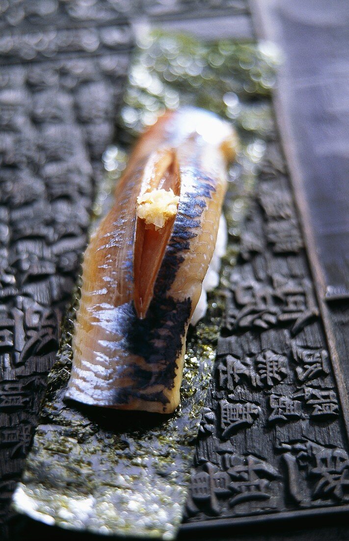 Ein Nigiri-Sushi mit Sardine